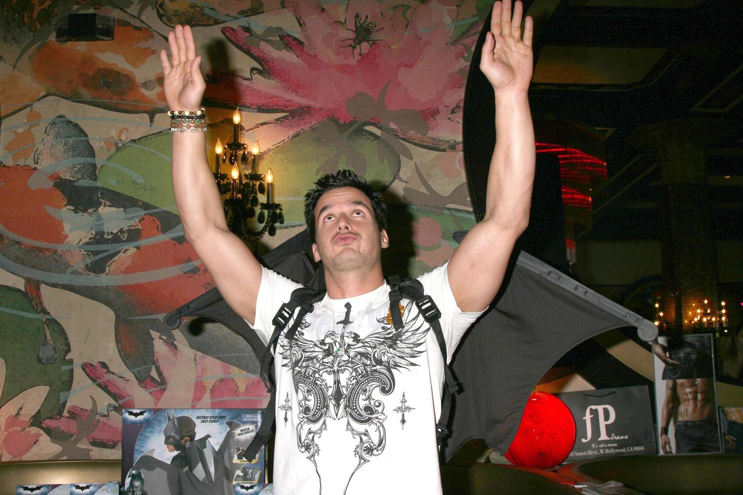 antonio sabato jr vistiendo un par de jugar hombre murciélago alas desde mattel promoviendo el oscuro Caballero peliculagbk mtv película premios regalar suites carmesí operalos angeles camay 31 20082008 foto