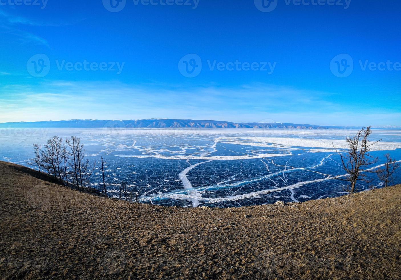 natural rotura hielo en congelado agua a lago Baikal, Siberia, Rusia. foto