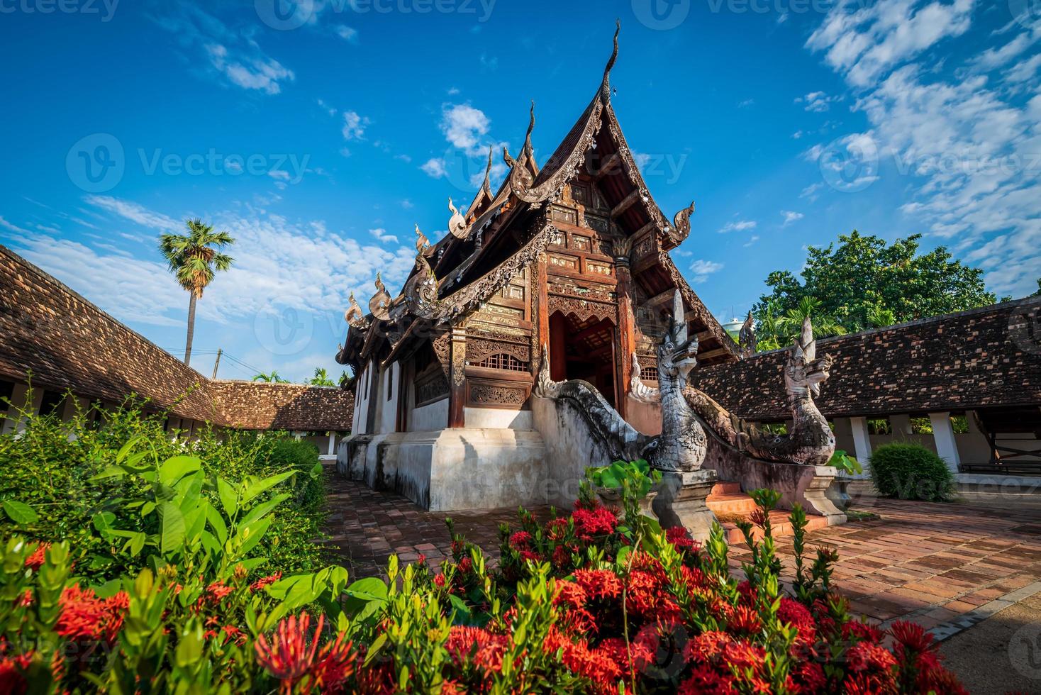 antiguo templo en azul cielo con nube en chaing Mai, Tailandia foto