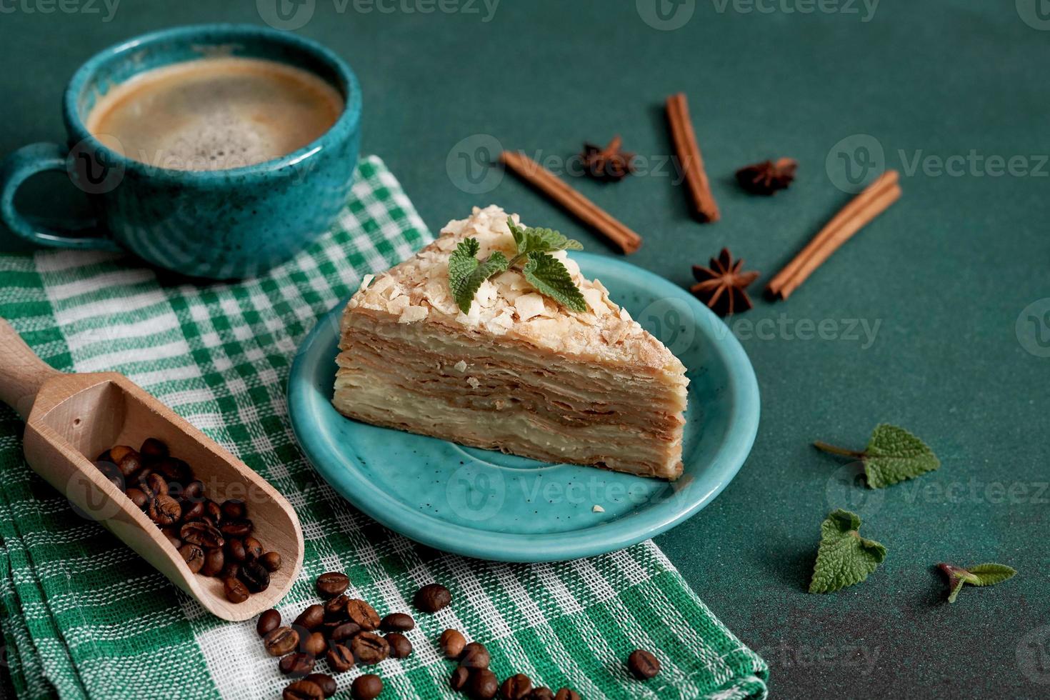 en capas pastel con crema Napoleón con menta en verde antecedentes. Copiar espacio foto