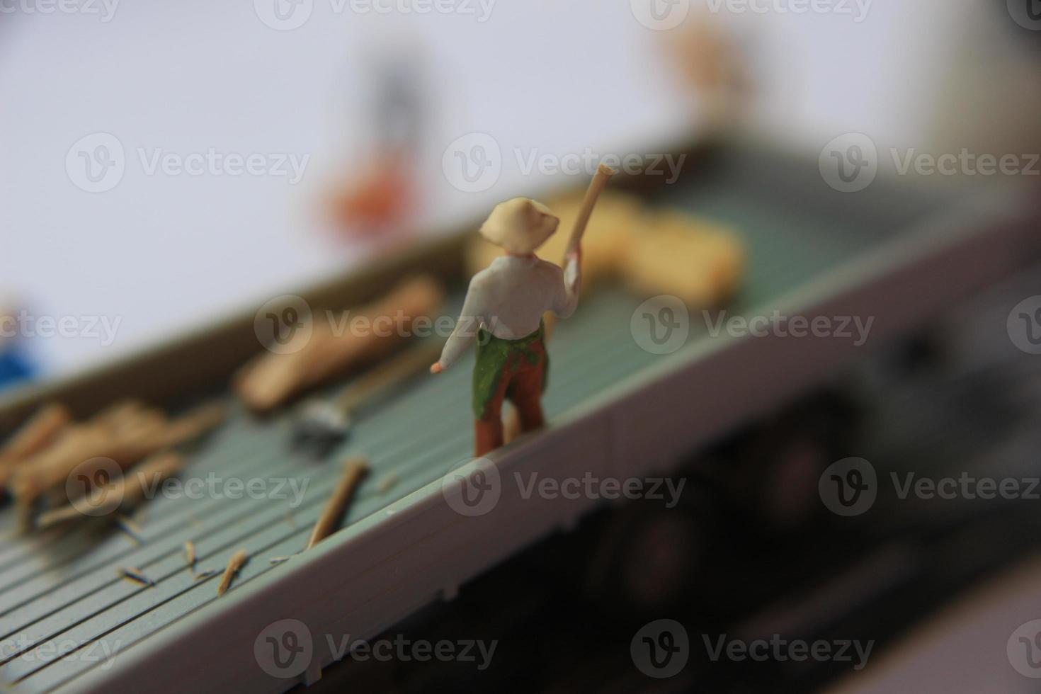 bogor, Indonesia - octubre, 19 2022. miniatura figura de trabajadores Moviente madera sobre un camión. foto