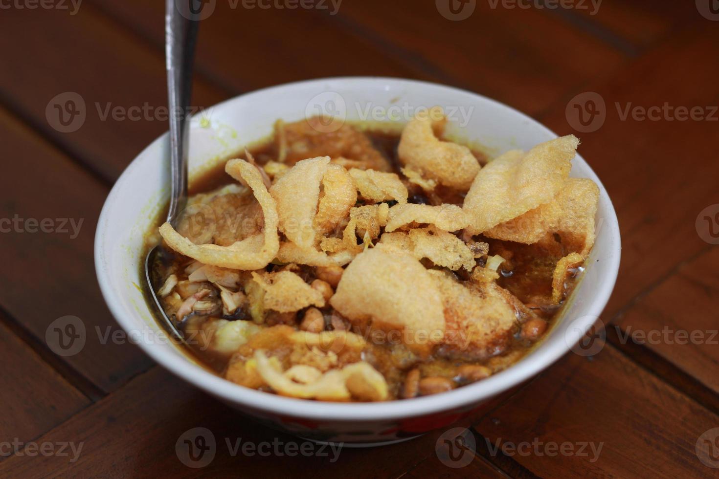 un cerca arriba de un listo para servir cuenco de pollo gachas de avena foto