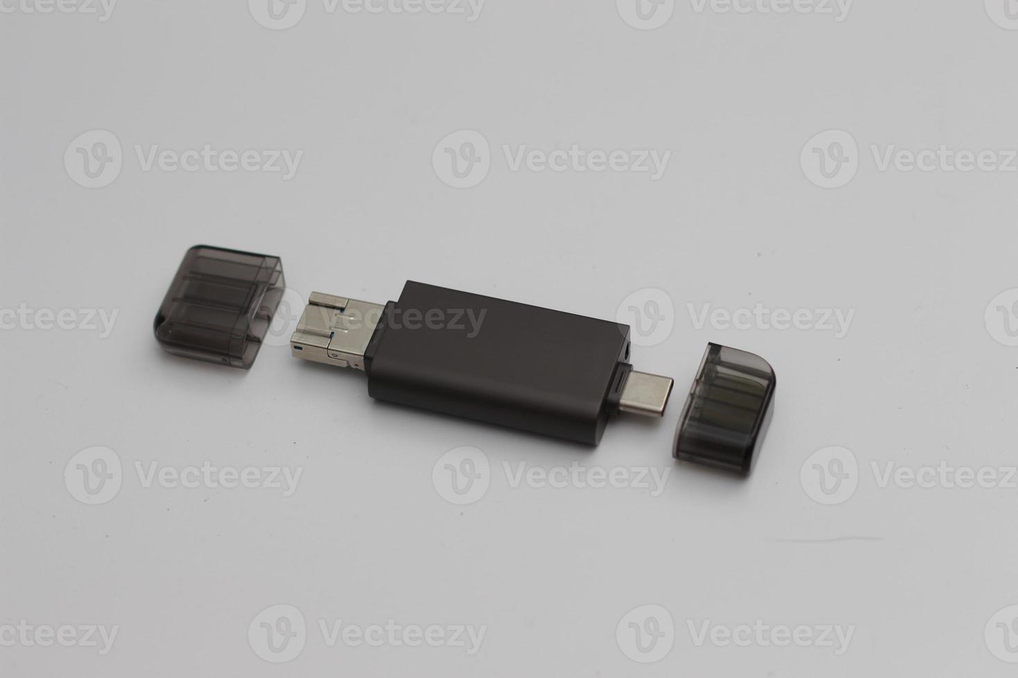 un cerca arriba de multifunción USB otg adaptador foto