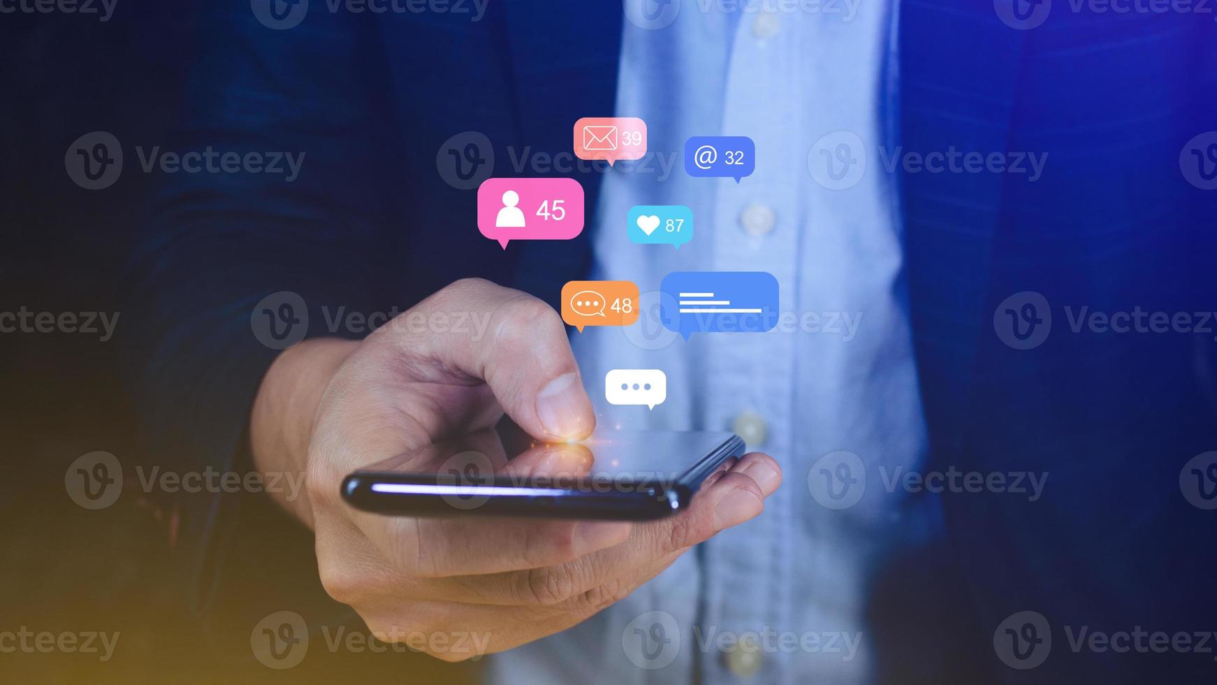 personas utilizando social medios de comunicación y digital en línea márketing conceptos en móvil Los telefonos con íconos tal como notificaciones, mensajes, comentarios en el teléfono inteligente pantalla. foto