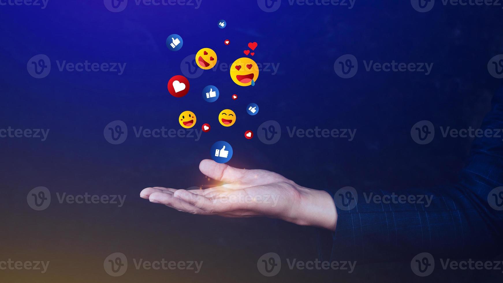 social medios de comunicación y en línea digital concepto, empresario utilizando enviando emojis con social medios de comunicación. personas utilizando y digital en línea márketing conceptos foto