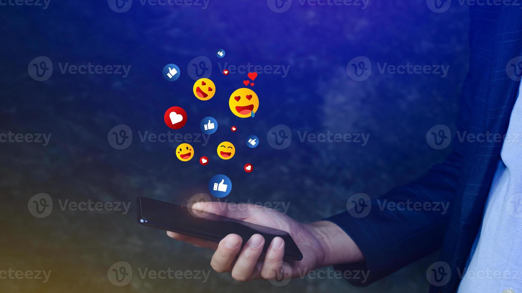 social medios de comunicación y en línea digital concepto, empresario utilizando inteligente teléfono enviando emojis con social medios de comunicación. foto