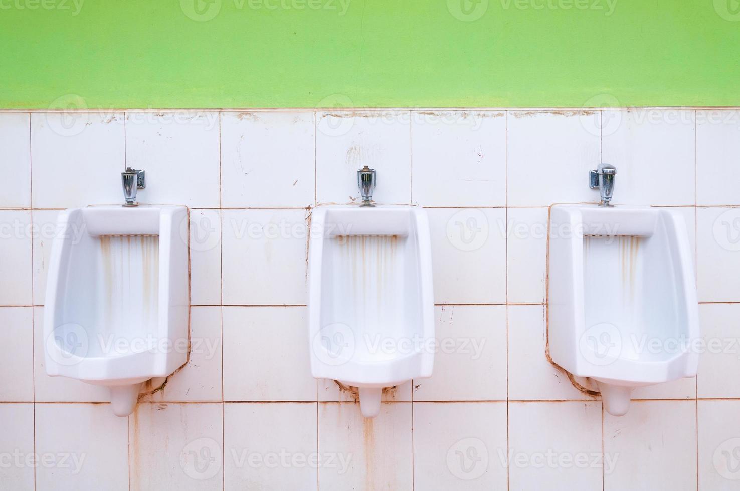 línea de blanco porcelana urinarios en público baños, sucio baños al aire libre foto