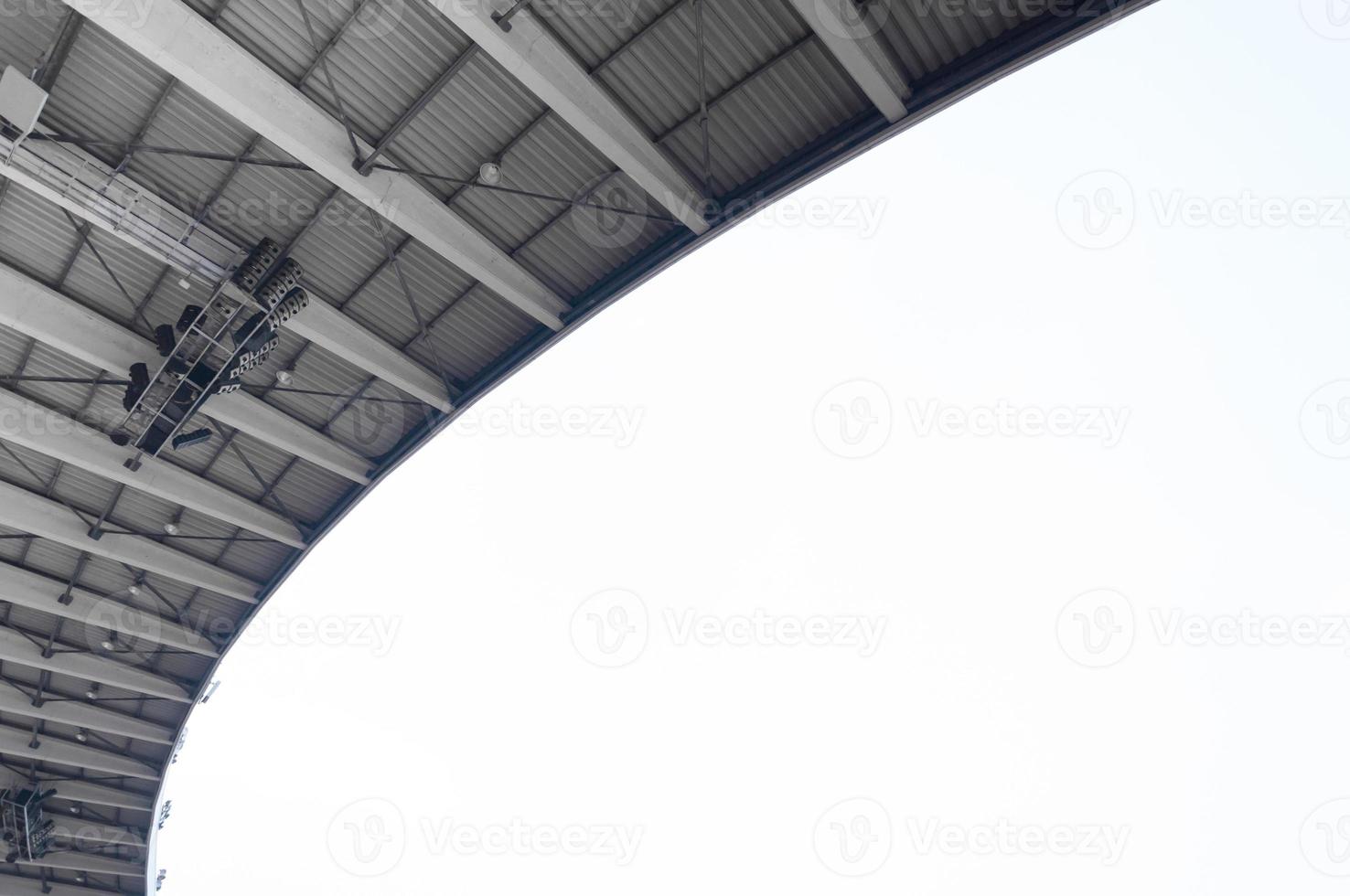 Mira terminado estadio techo ,estadio techo en sombra,elementos de el estadio construcción foto