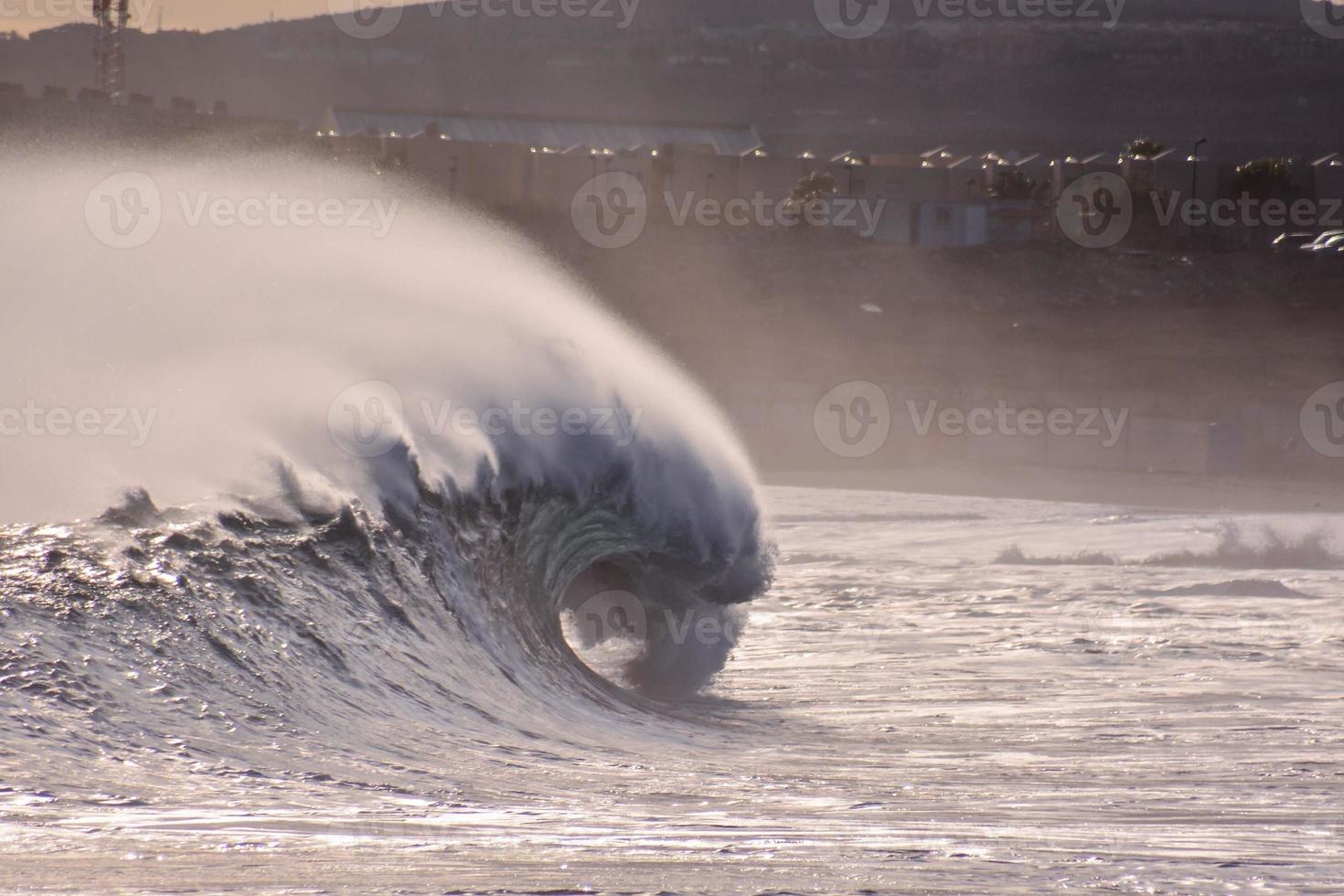 enormes olas del mar foto