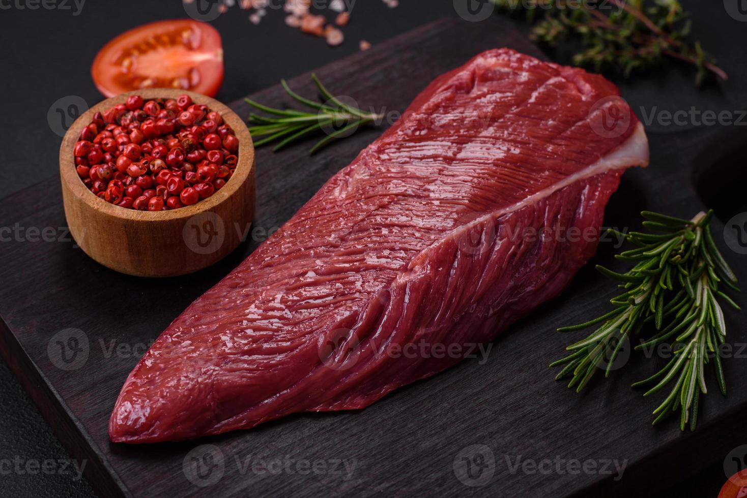 hermosa Fresco pedazo de crudo carne de vaca en un de madera corte tablero foto