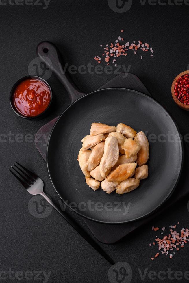 delicioso pollo rebanadas horneado con especias y hierbas en un redondo cerámico plato foto