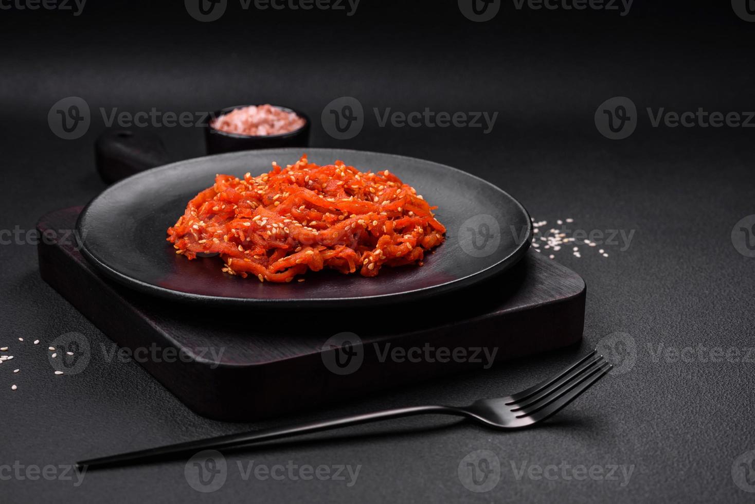 seco calamar Cortado dentro rebanadas y sazonado con sésamo semillas y especias foto