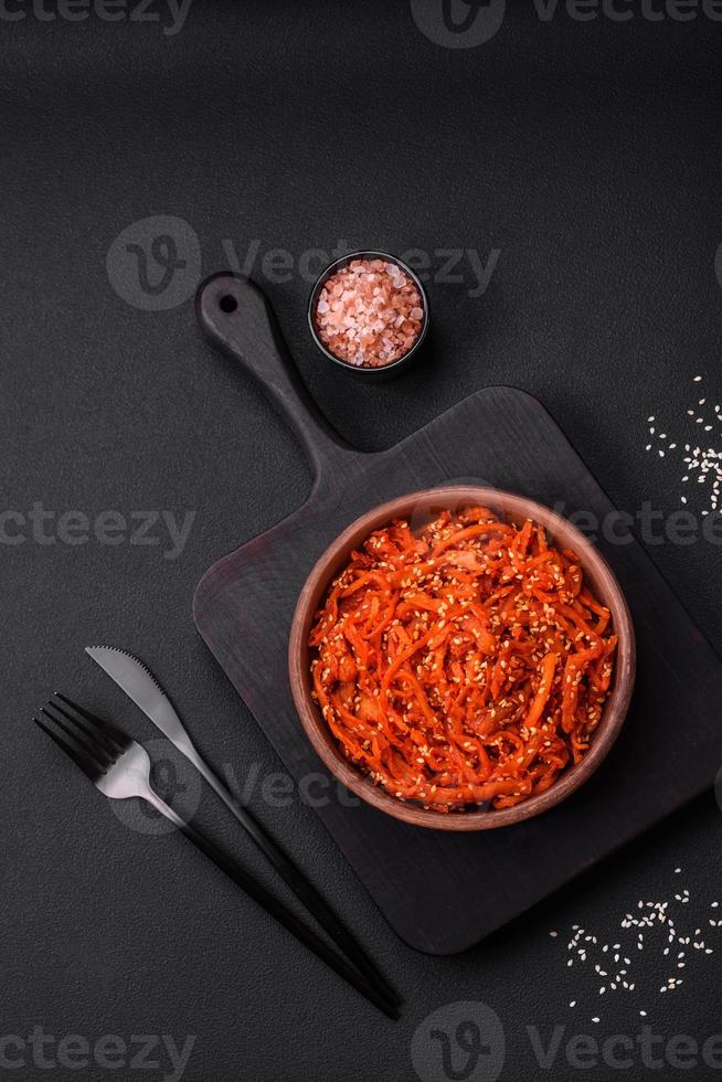 seco calamar Cortado dentro rebanadas y sazonado con sésamo semillas y especias foto