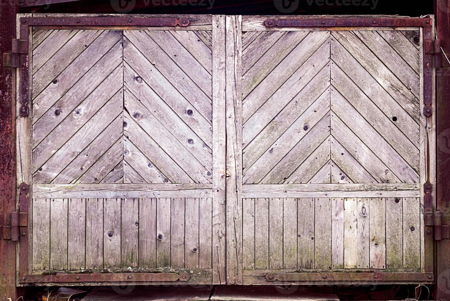 antiguo de madera portón cerrado, rústico madera textura antecedentes foto