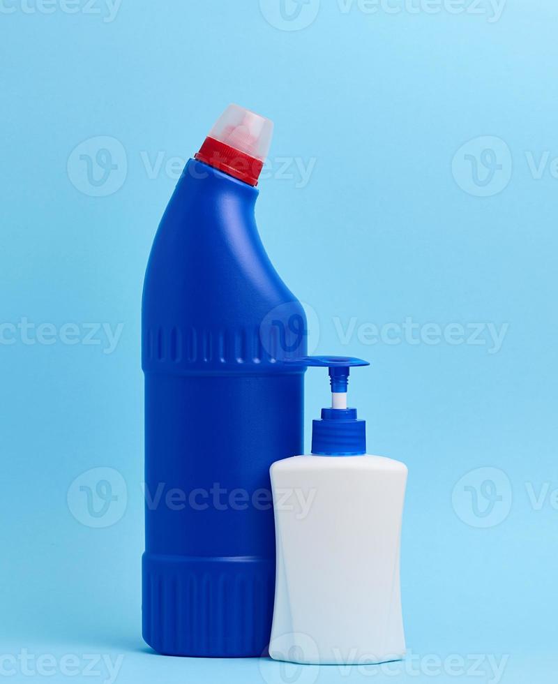 blanco el plastico botella con dispensador y azul el plastico botella para químico detergentes en un azul antecedentes foto