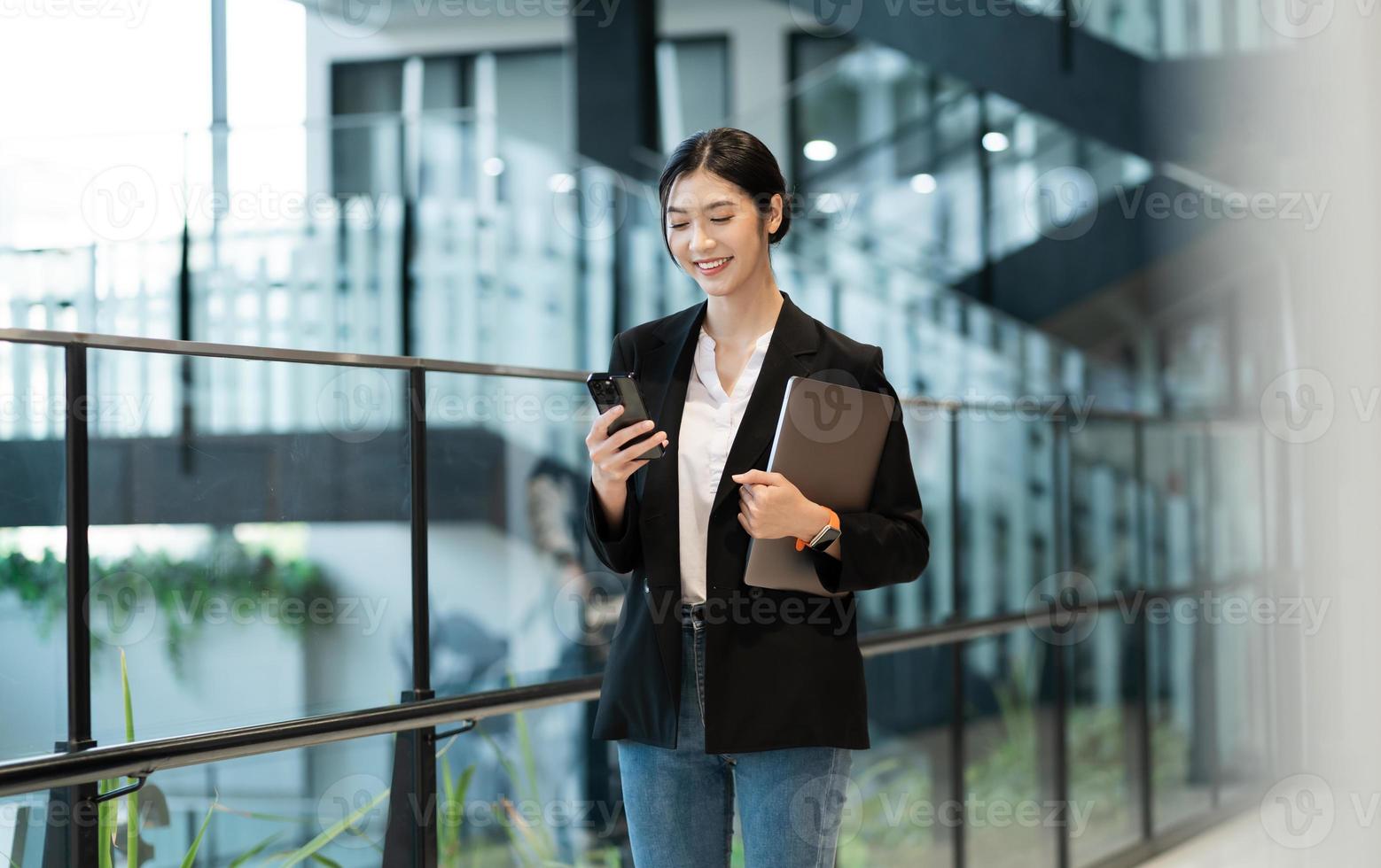 retrato de un hermosa joven asiático mujer de negocios a el empresa foto