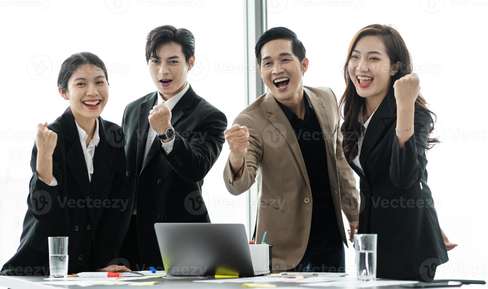 imagen de un grupo de asiático empresarios trabajando juntos a el empresa foto