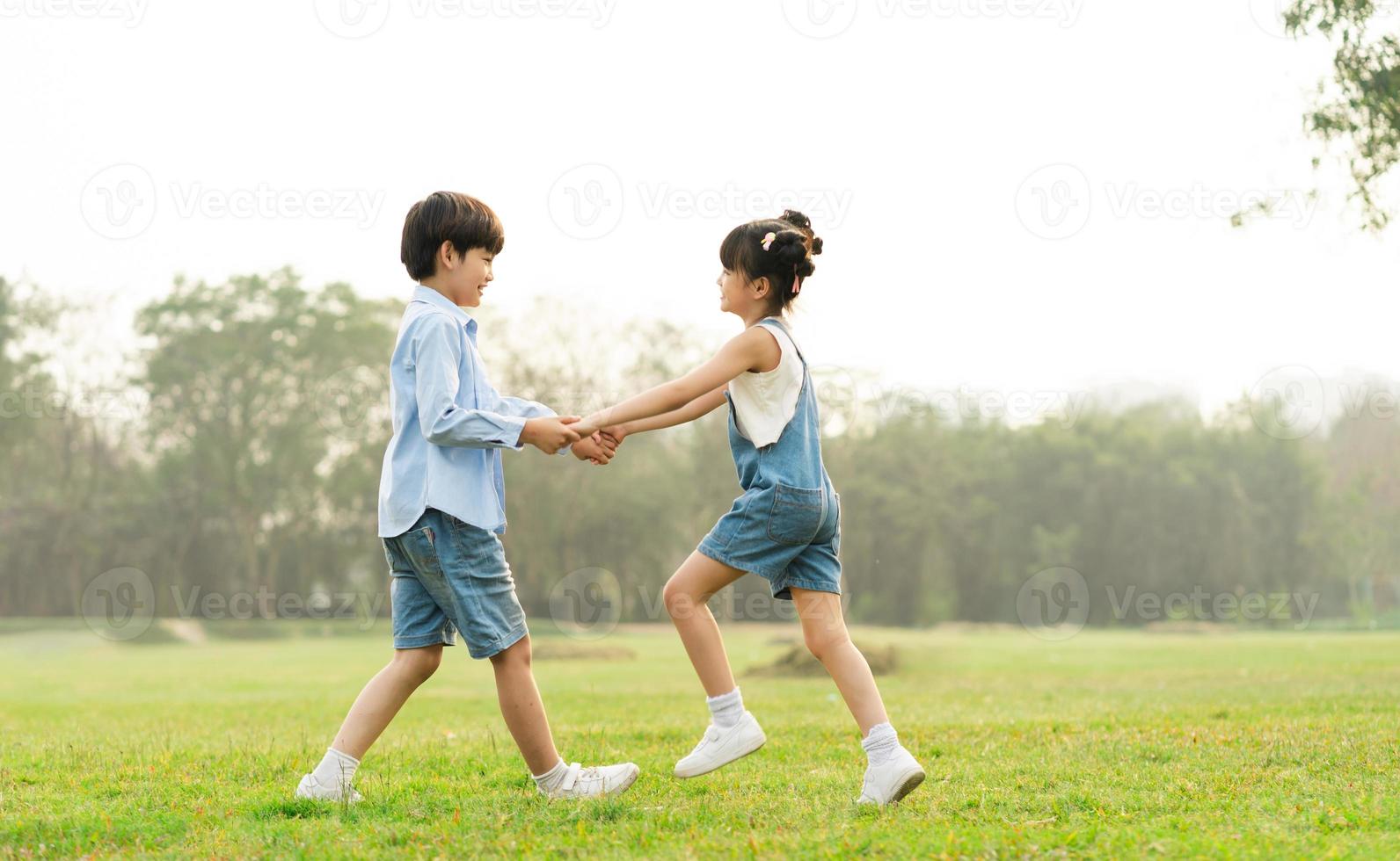 imagen de hermano y hermana teniendo divertido en el parque foto