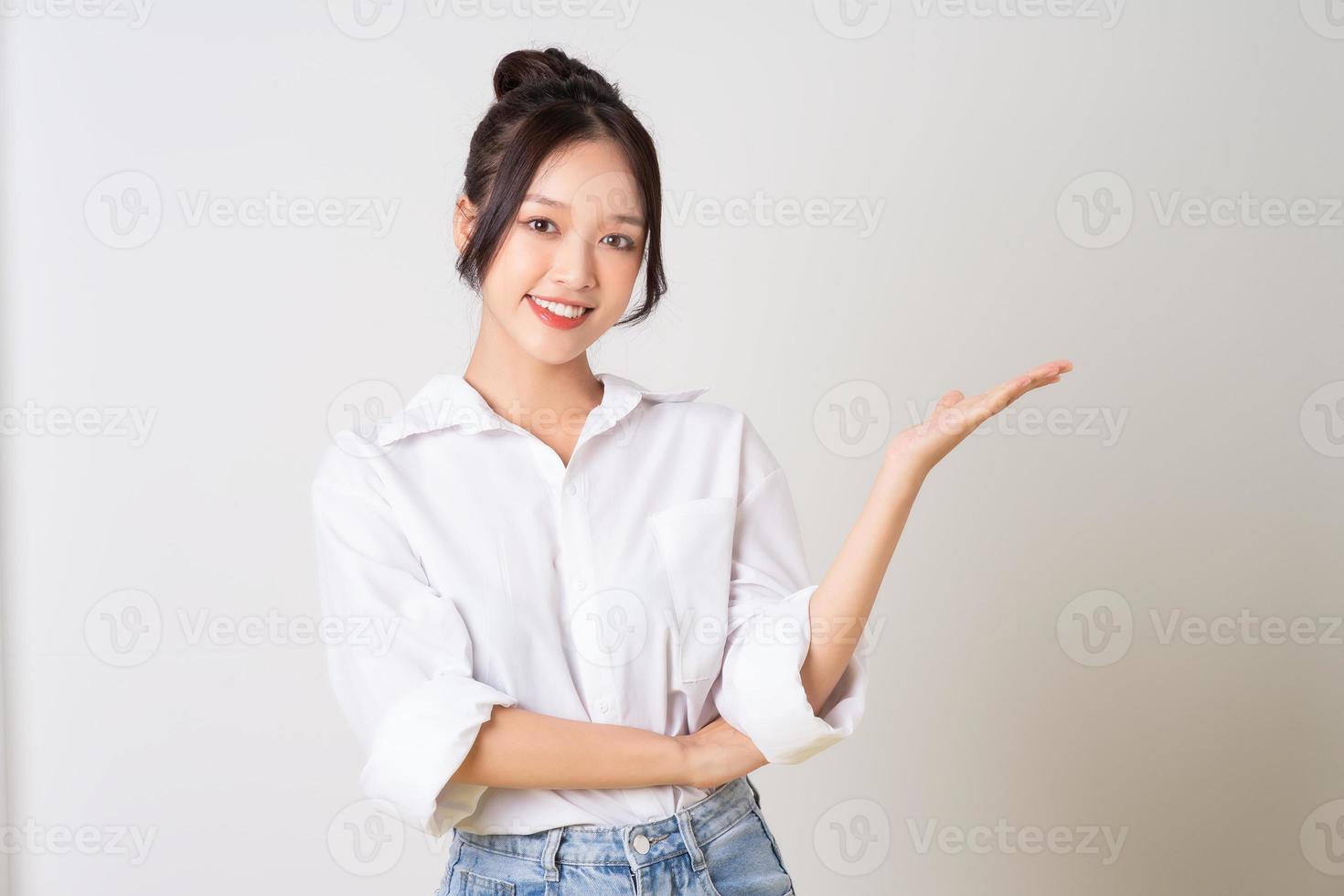 hermosa joven asiático mujer de negocios retrato en blanco antecedentes foto
