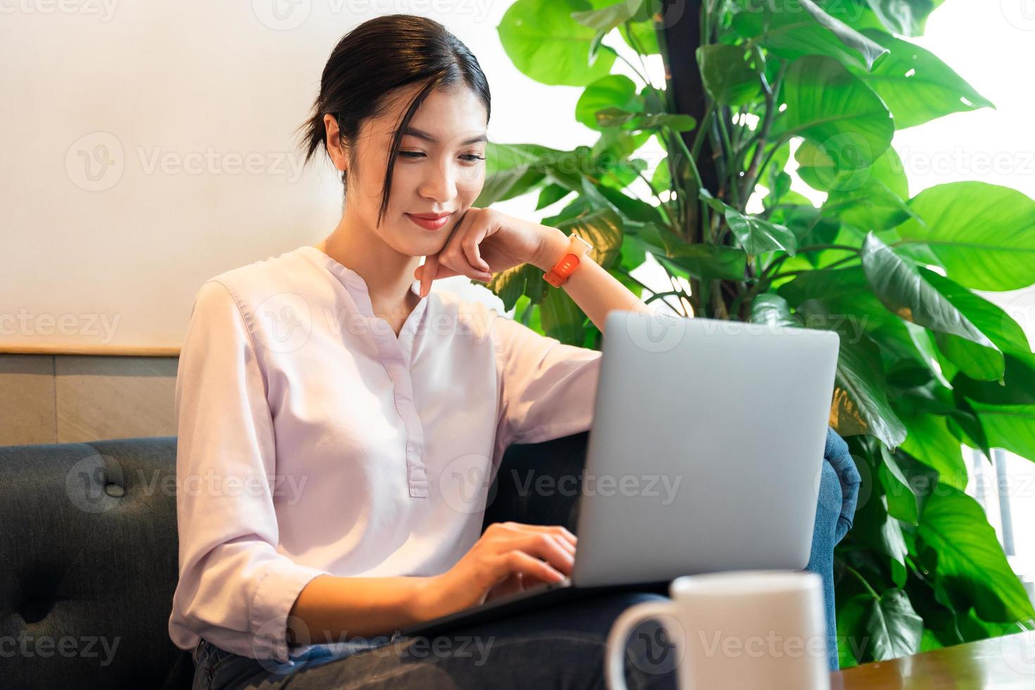 retrato de hermosa asiático mujer sentado a café foto