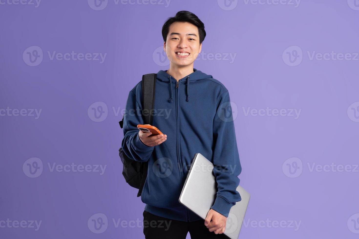 asiático masculino estudiante retrato en púrpura antecedentes foto