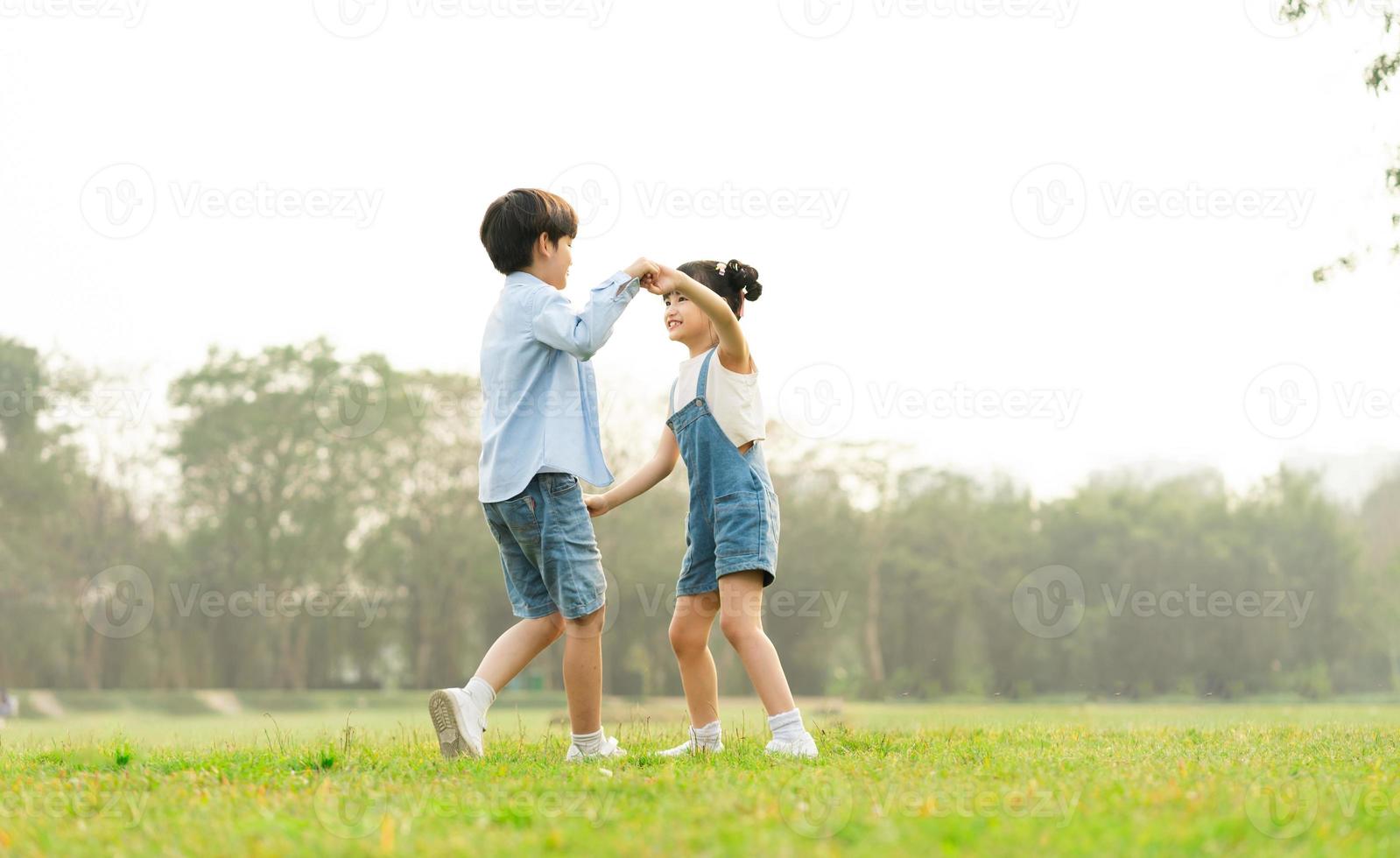 imagen de hermano y hermana teniendo divertido en el parque foto