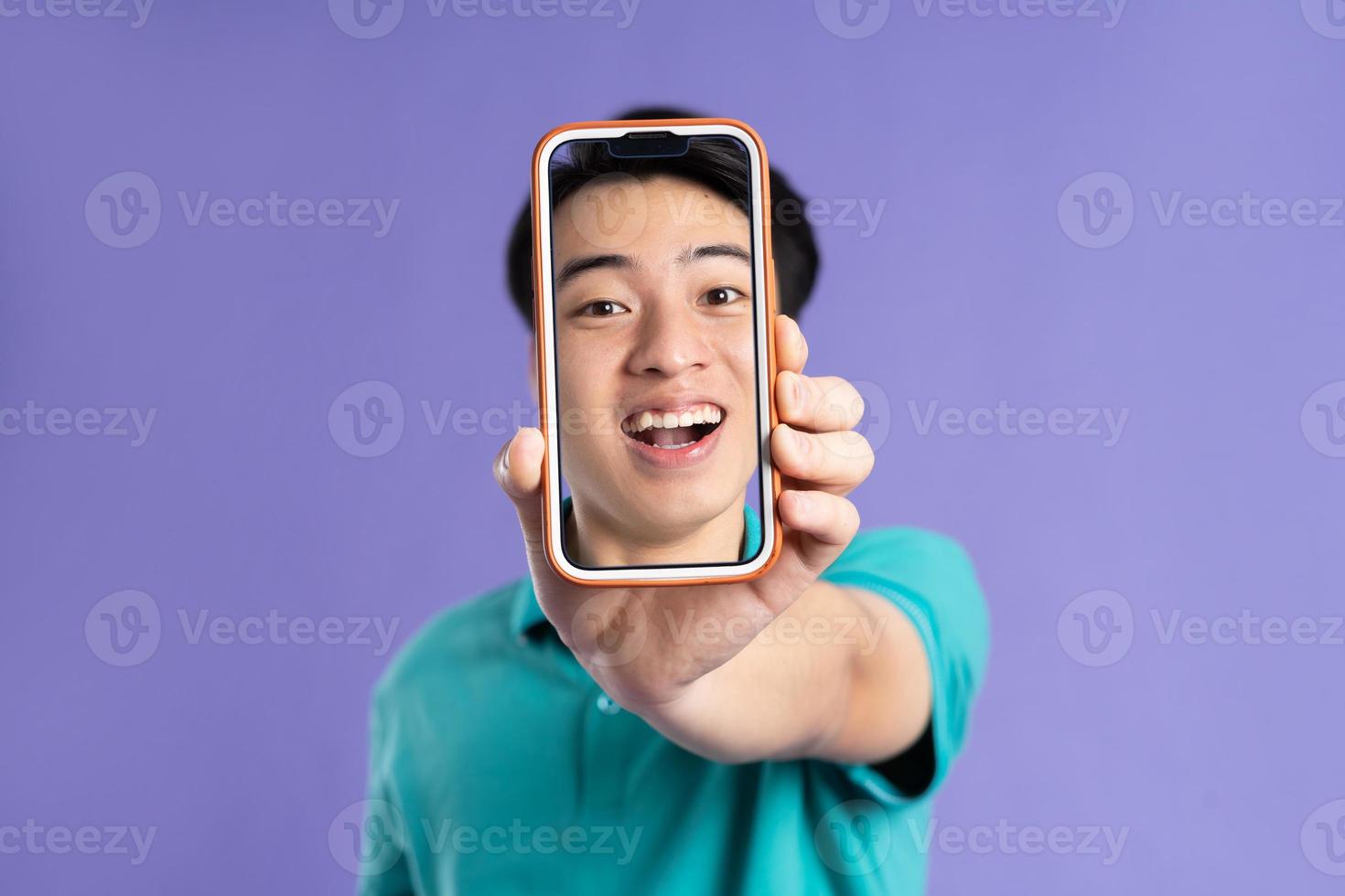 retrato de asiático hombre posando en púrpura antecedentes foto