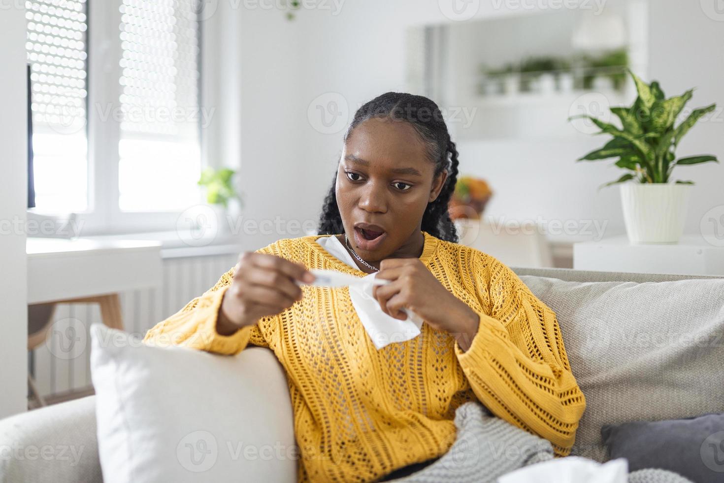 enfermo africano joven mujer cubierto con cobija soplo corriendo nariz