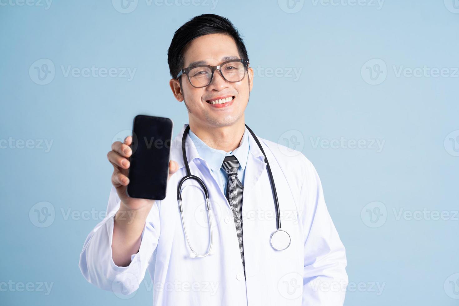 asiático masculino médico retrato en azul antecedentes foto