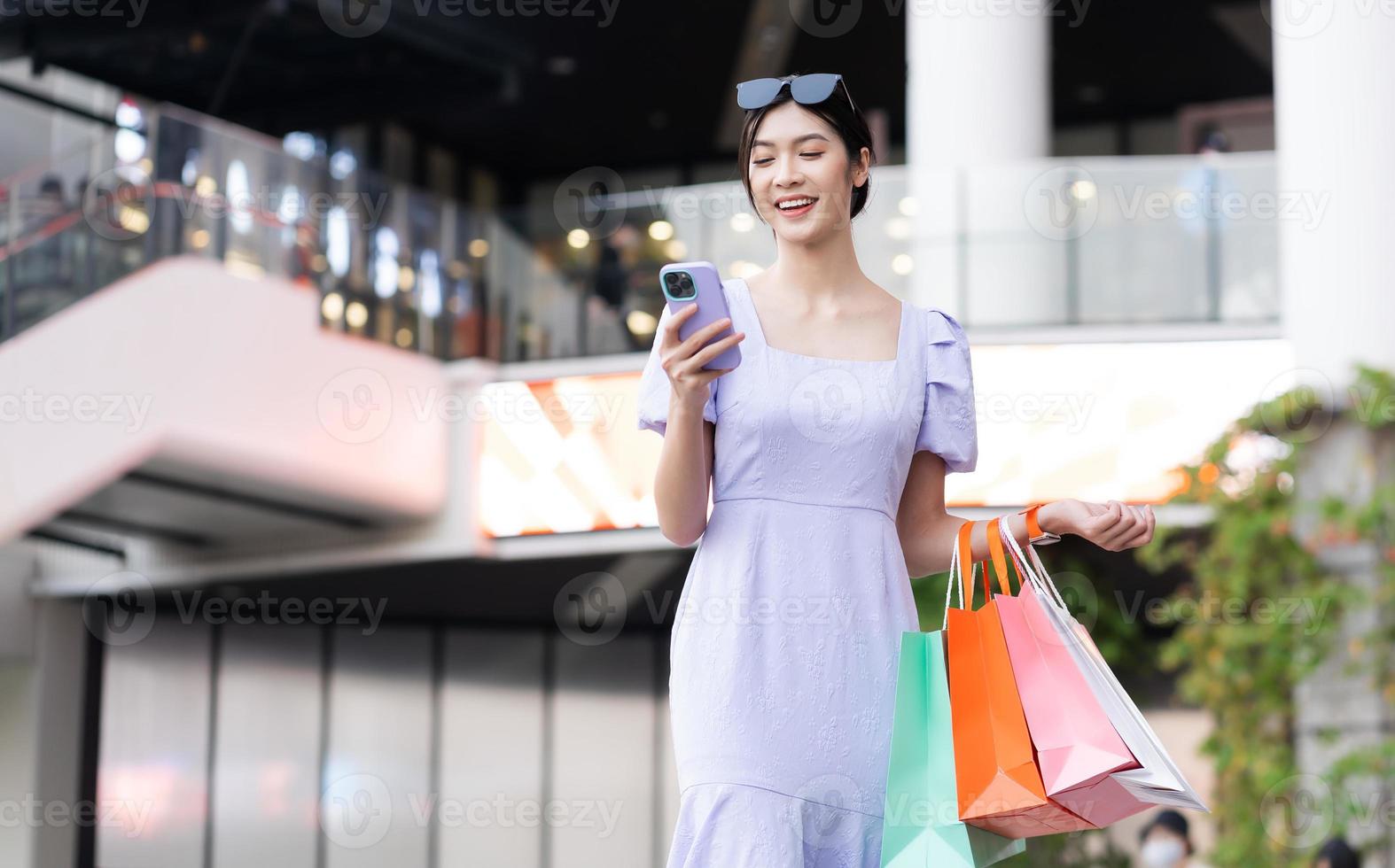 contento asiático mujer compras a centro comercial foto