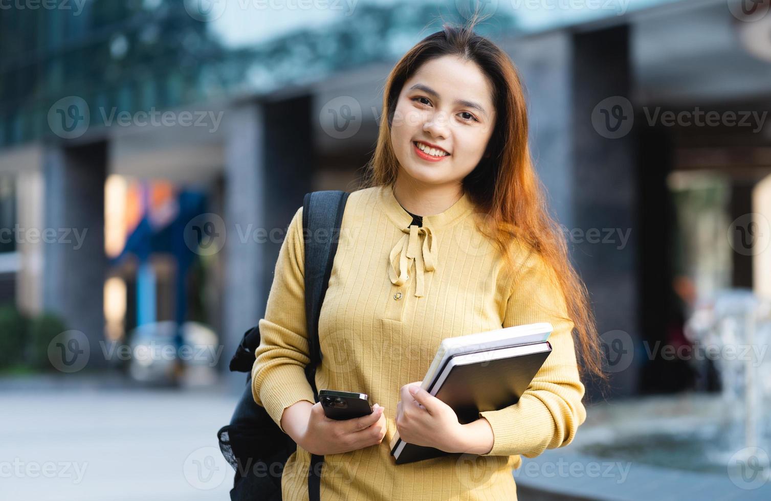 retrato de un hermosa asiático hembra estudiante a Universidad foto