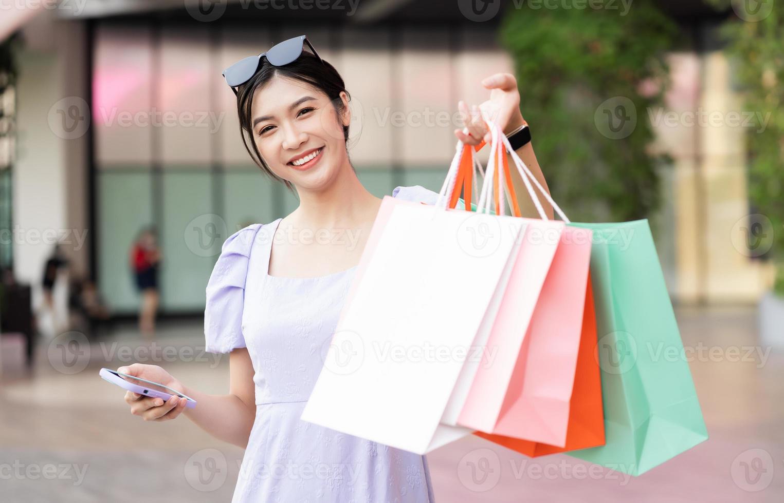 contento asiático mujer compras a centro comercial foto