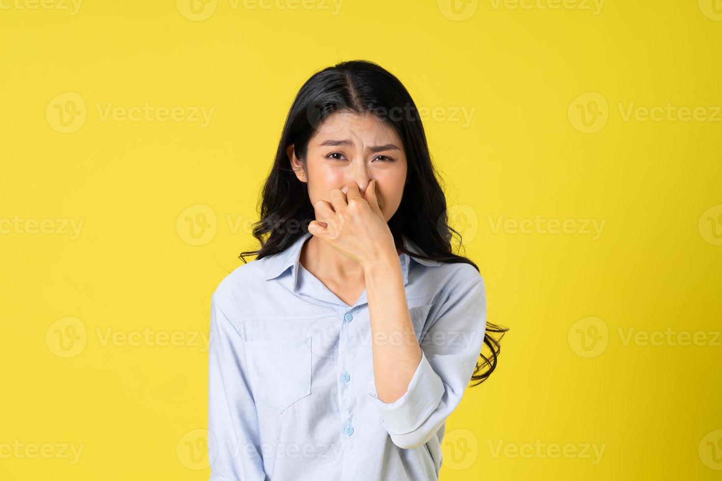 retrato de hermosa asiático niña posando en amarillo antecedentes foto
