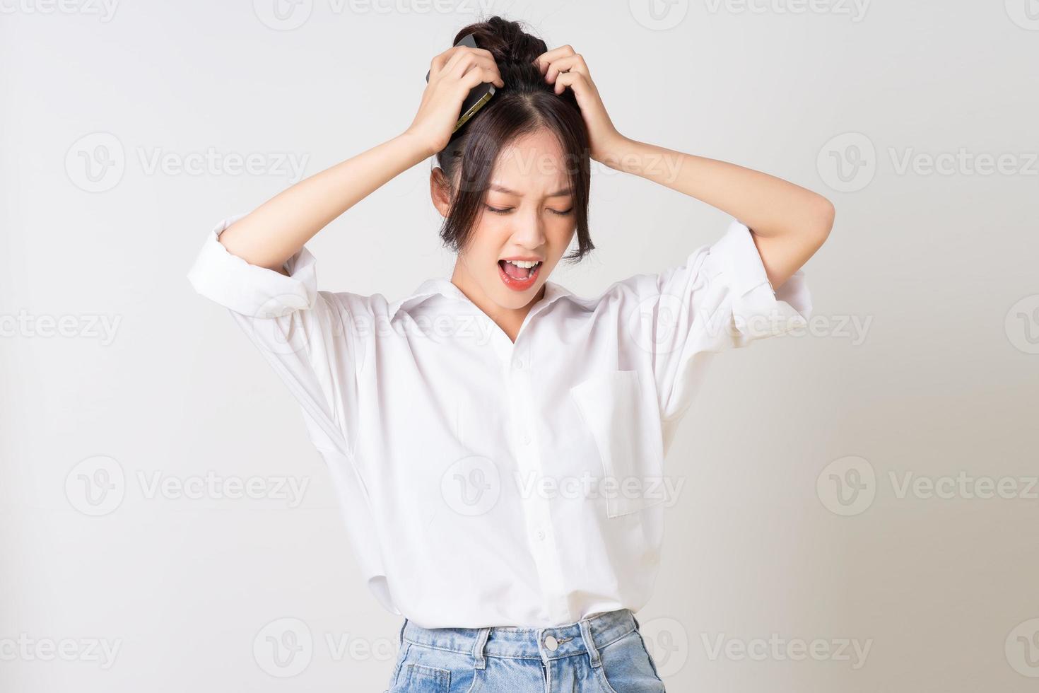 hermosa joven asiático mujer de negocios retrato en blanco antecedentes foto