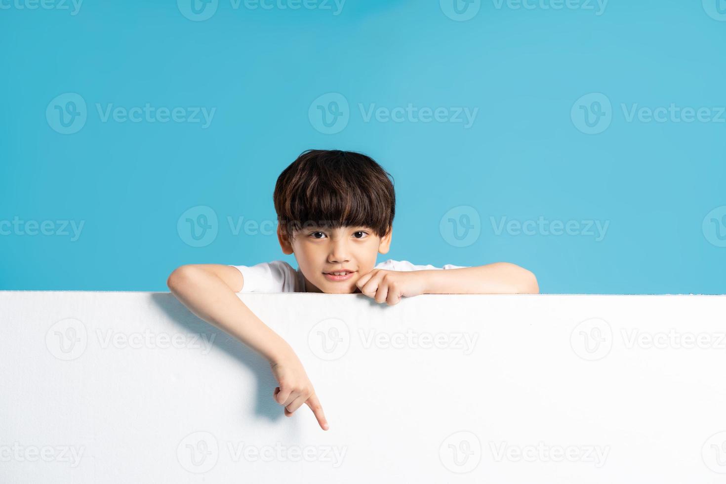 asiático chico retrato en azul antecedentes foto