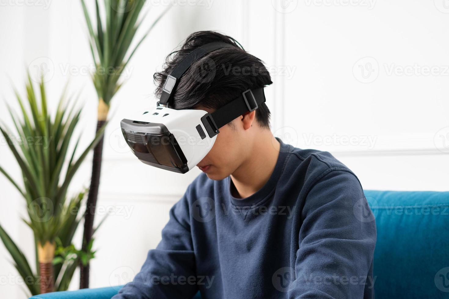 imagen de asiático hombre vistiendo virtual realidad lentes en púrpura antecedentes foto