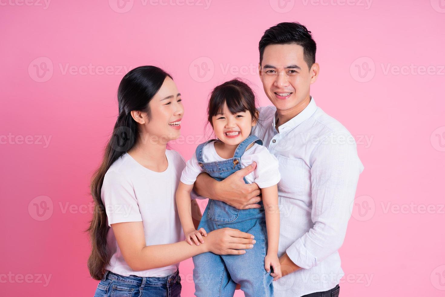 imagen de familia asiática joven aislada sobre fondo rosa foto