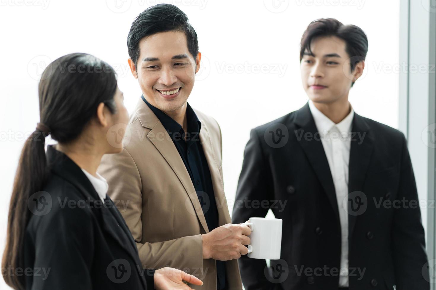 imagen de un grupo de asiático empresarios trabajando juntos a el empresa foto