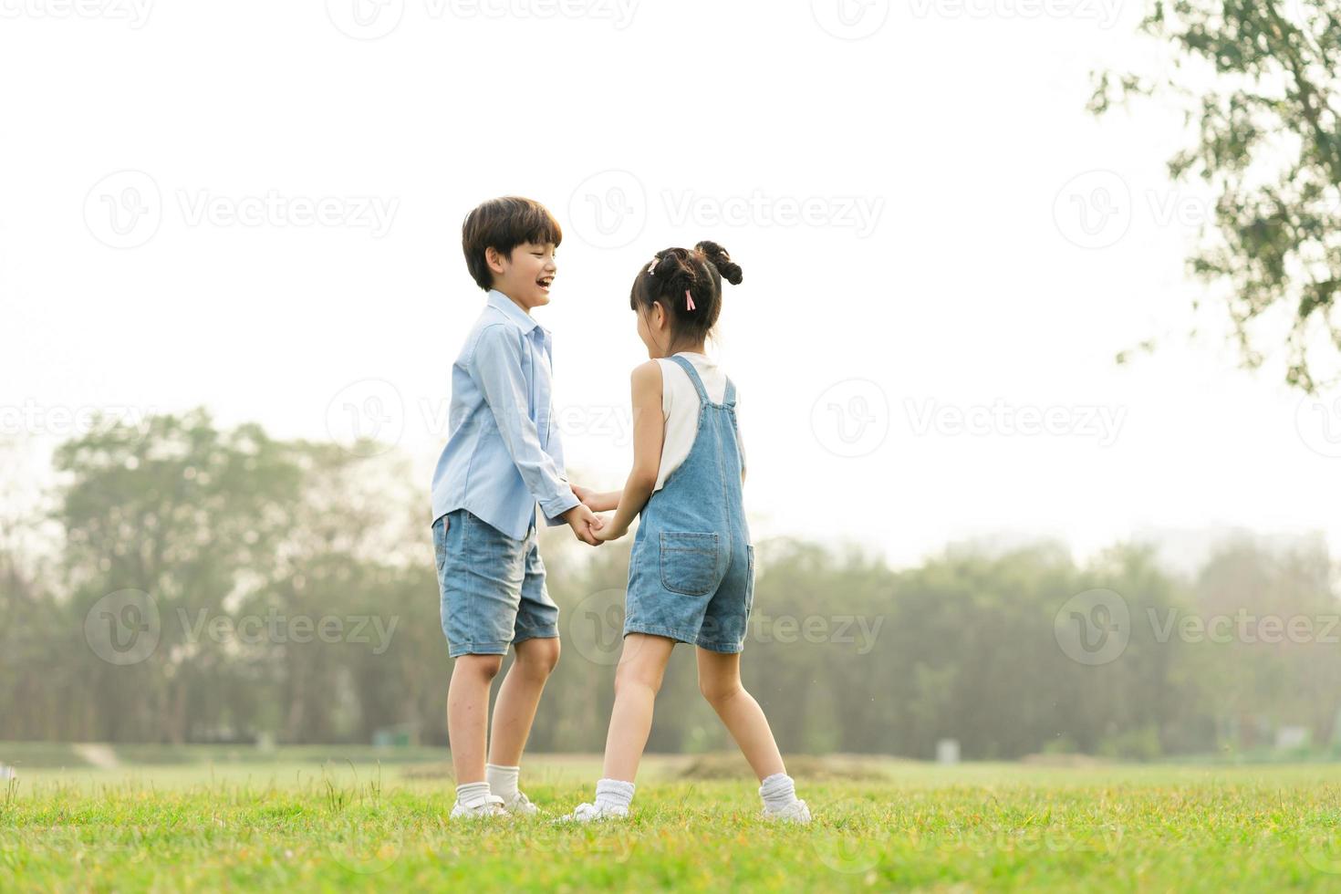 imagen de hermano y hermana teniendo divertido en el parque foto