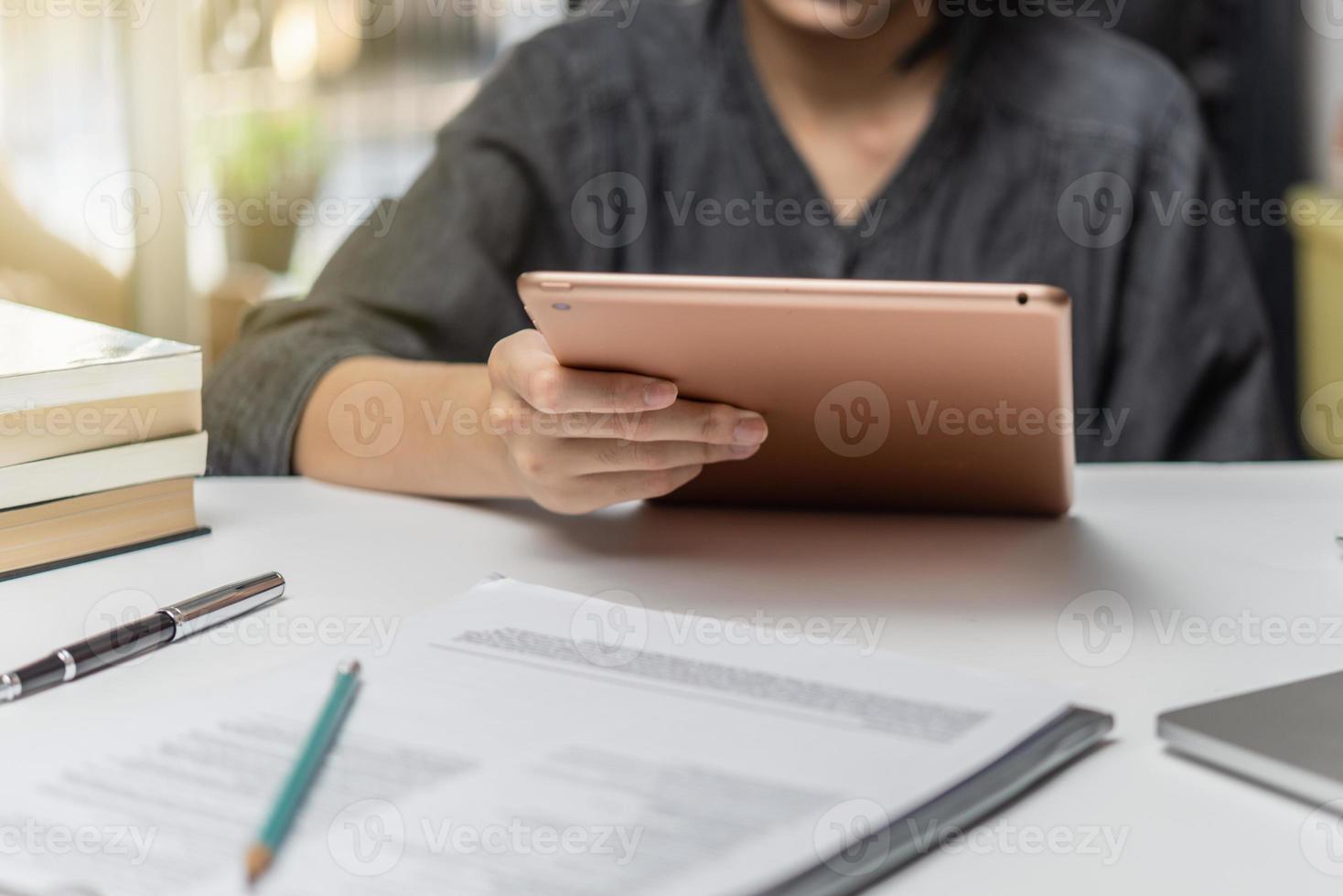 mujer utilizando tableta digital tecnología trabajando persona de libre dedicación y comunicación, trabajo buscar, educación aprendizaje concepto. foto