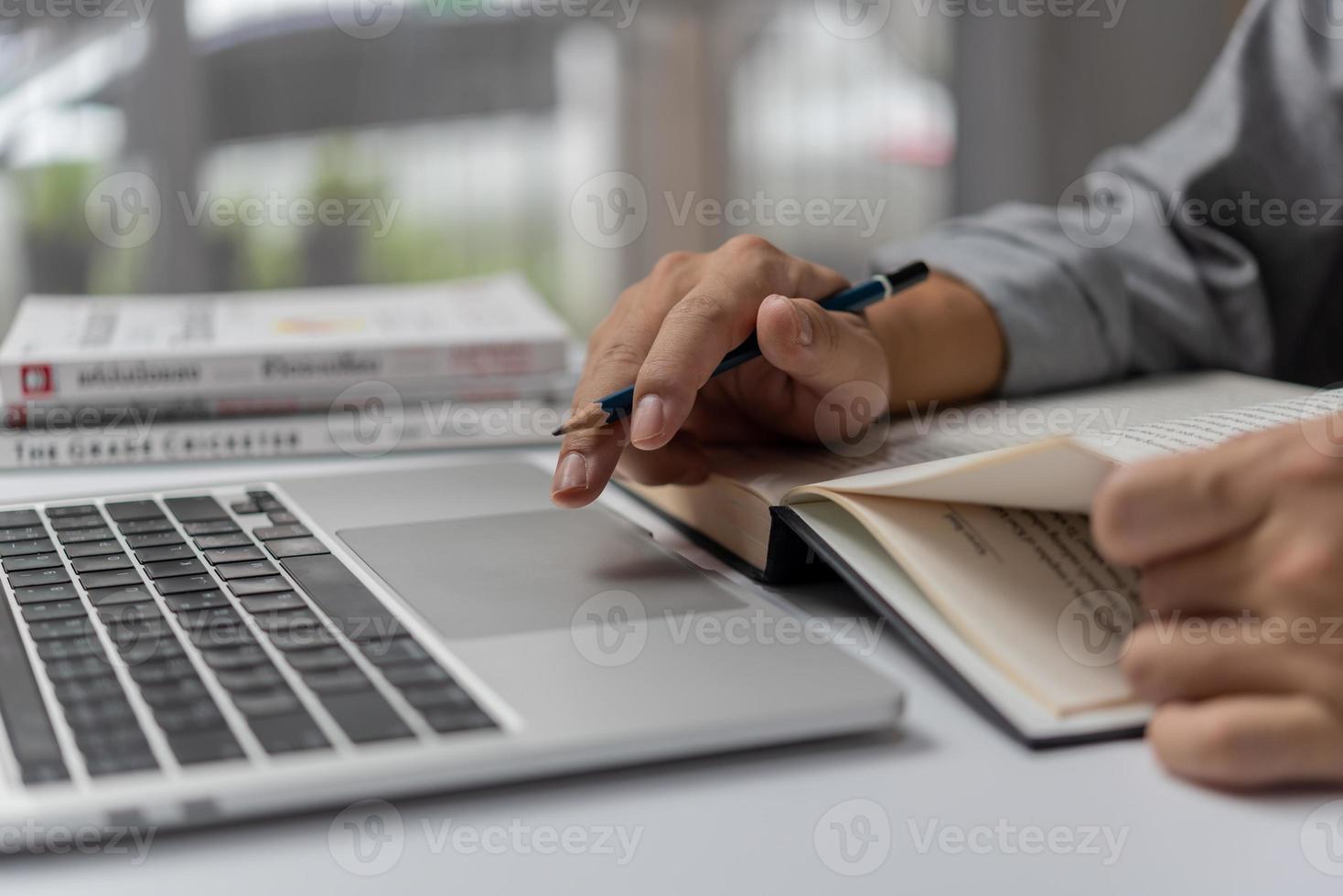 aprender clases en línea usando una computadora portátil y escribiendo un cuaderno en el lugar de trabajo, desarrollo educativo o concepto de mejora del conocimiento. foto