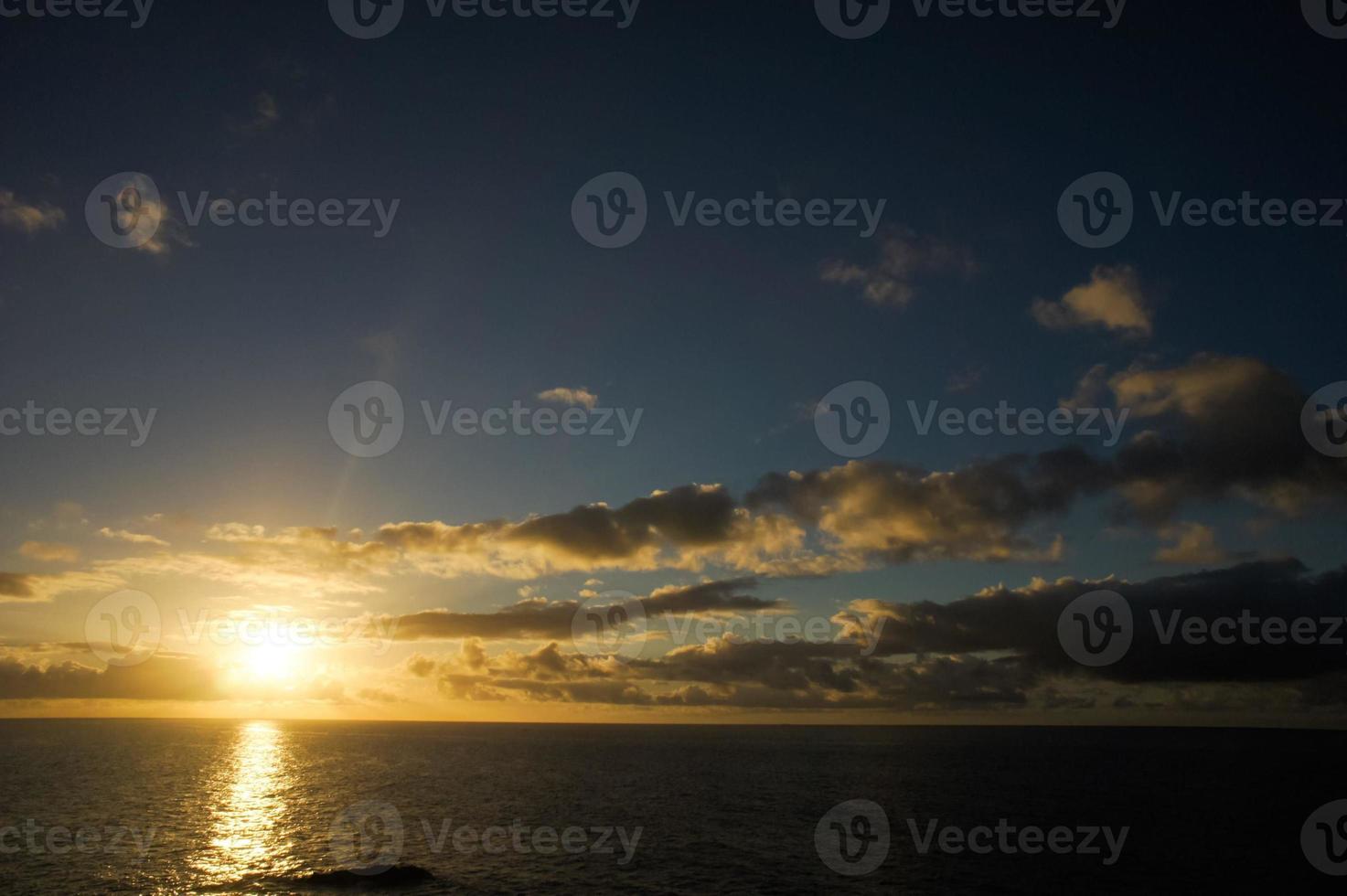 puesta de sol sobre el mar foto