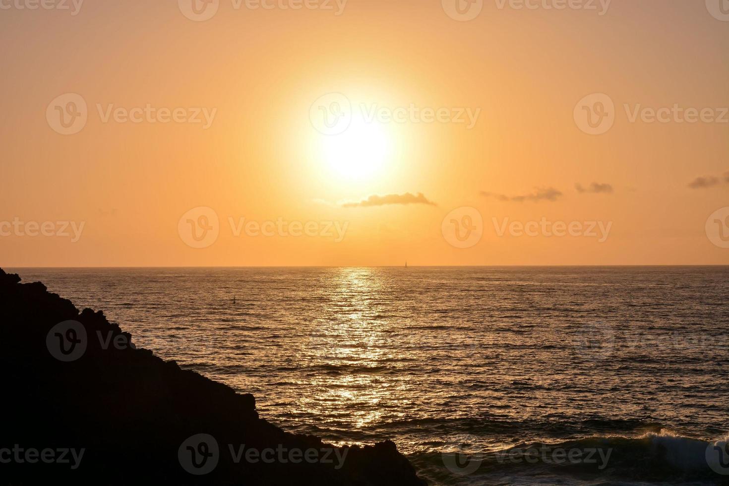 puesta de sol sobre el mar foto