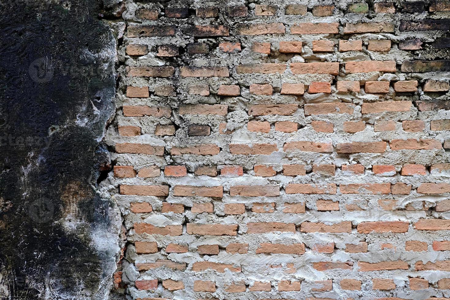 reconstruido antiguo hormigón pared antecedentes con nuevo ladrillos foto