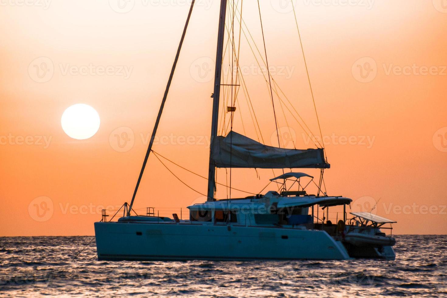 puesta de sol sobre el mar foto