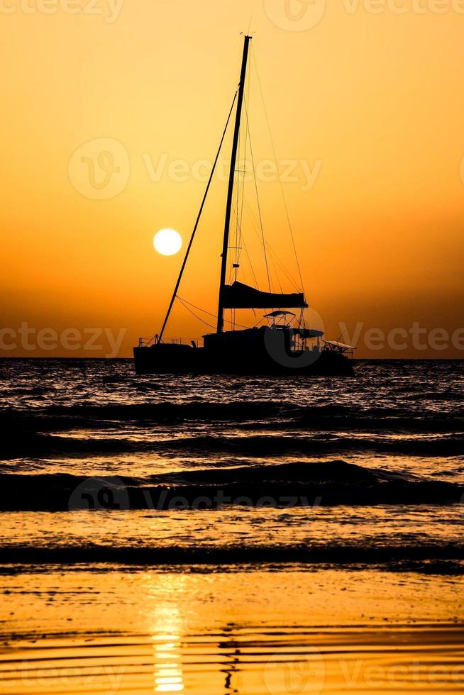 puesta de sol sobre el mar foto