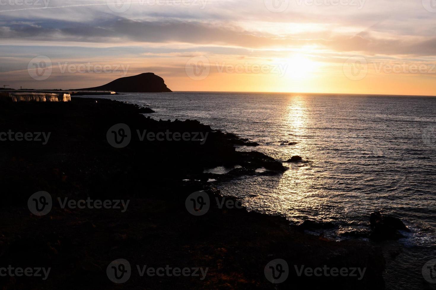 puesta de sol sobre el mar foto