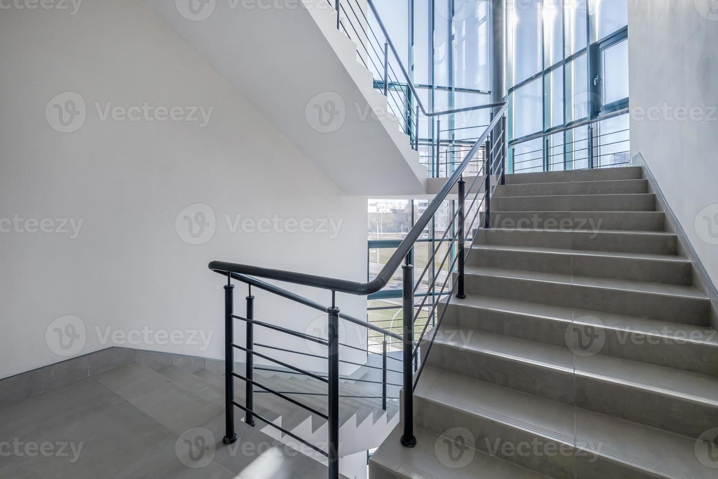 escalera emergencia y evacuación salida escalera en arriba escalera en un nuevo oficina edificio. foto