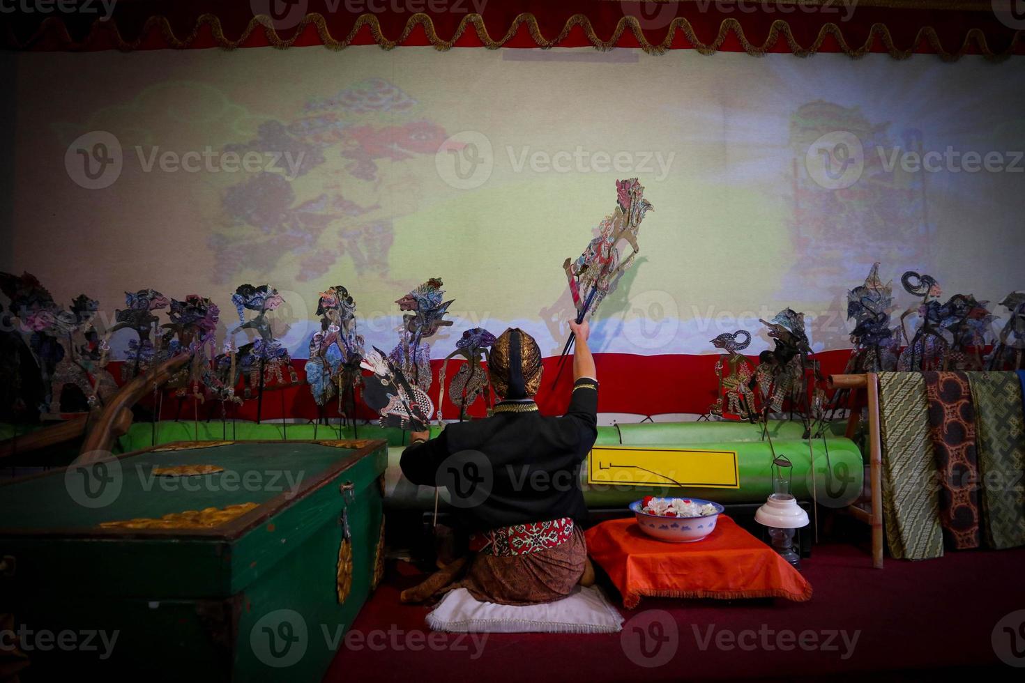 wayang kulit o marionetas de sombras de java, indonesia espectáculo de marionetas de dalang o titiritero. wayang hecho de cuero foto