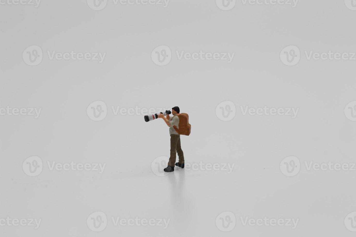 un cerca arriba de un miniatura figura de un fotógrafo foto